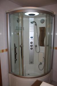 GodinneGite Appartement "Le bel étage" jacuzzi piscine 6 Personnes的带淋浴的浴室,带玻璃门