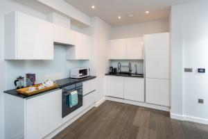 St Albans City Apartments - Near Luton Airport and Harry Potter World的厨房或小厨房