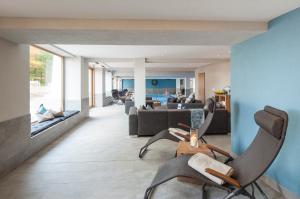 梅特拉赫Buchnas Landhotel Saarschleife的客厅设有蓝色的墙壁和椅子