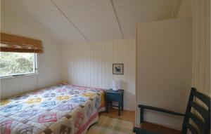 凡岛Tziki的一间卧室配有一张床、一张桌子和一个窗户。