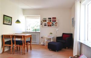 NymindegabBeautiful Home In Nrre Nebel With Wifi的客厅设有餐桌和椅子