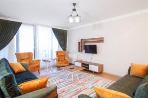 伊斯坦布尔Emin Residence的客厅配有两张沙发和一台电视机