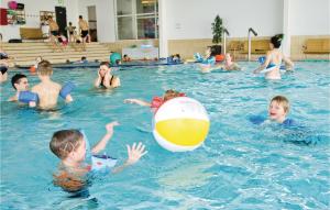 格罗斯滕Marina Fiskens Feriepark的一群儿童在游泳池玩球