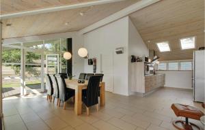 埃贝尔托夫特Beautiful Home In Ebeltoft With Kitchen的厨房以及带桌椅的用餐室。
