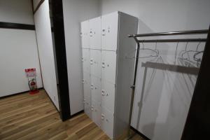 富士河口湖道草屋旅舎的一间更衣室,配有白色储物柜