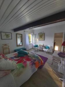 比达尔Euskadi的一间卧室设有一张床和一间客厅。