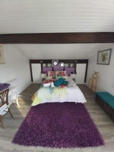 比达尔Euskadi的一间卧室配有一张大床和紫色地毯
