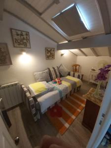 比达尔Euskadi的一间卧室配有一张床和一台电视