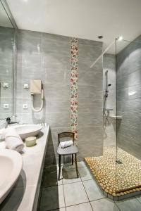 孔德里约美岸酒店的带浴缸、水槽和淋浴的浴室