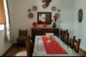阿洛拉El olivar de Concha, Caminito del Rey的一间带桌椅和镜子的用餐室