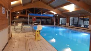康福斯Keer lodge - Pine Lake Resort的大楼内的大型游泳池