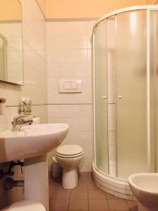 Montale洛坎达罗通达住宿加早餐旅馆的带淋浴、卫生间和盥洗盆的浴室
