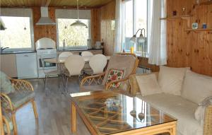 博利尔马克Beautiful Home In Rm With Kitchen的客厅配有沙发和桌子