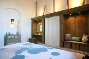 马赫Casa Camella的一间卧室配有一张床和浴帘