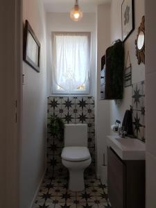 萨尔Loretxea的一间带卫生间、窗户和水槽的浴室