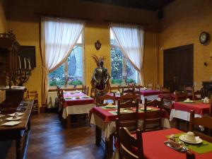 根特伊拉斯谟酒店的中间设有餐桌和雕像的用餐室