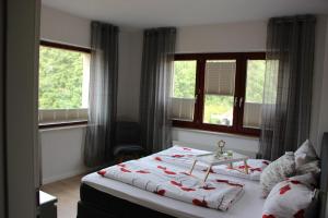 ZislowAdlerhorst的一间卧室设有一张床和两个窗户。