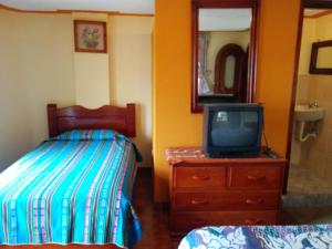 奥塔瓦洛克瑞南旅馆的一间卧室配有一张床,梳妆台上配有电视