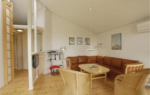 古兹耶姆Mlleparken的客厅配有沙发和桌子