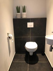 拉纳肯Vakantiehuis ViDa的浴室配有白色卫生间和盥洗盆。