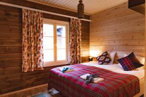 萨利色尔卡Arctic Sky Lapland的小木屋内一间卧室,配有一张床