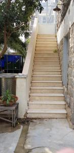 提比里亚Berenice Winery Suites的楼梯通往设有楼梯的建筑