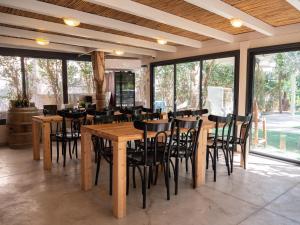 提比里亚Berenice Winery Suites的用餐室配有木桌和椅子