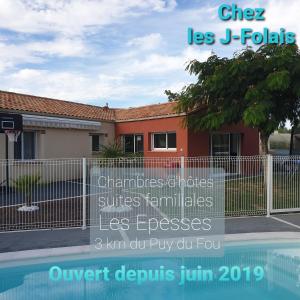 莱瑟佩瑟Chez les J-FOLAIS - 3 kms Puy duFou - Les Epesses的游泳池旁的 ⁇ 上的一个标志