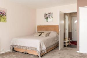 利明顿温泉Chocolate Nest的一间白色客房内的床铺卧室