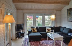 瓦伊比Lovely Home In Vejby With Sauna的客厅配有沙发和桌子