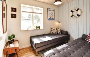 尼堡Awesome Home In Nyborg With Wifi的客厅配有床和沙发