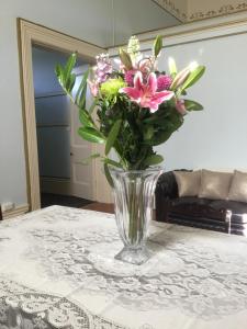 AngastonAngaston Masonic Lodge的花瓶,花朵放在桌子上