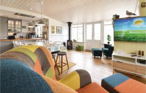 尼堡Awesome Home In Nyborg With Wifi的客厅配有电视和桌椅