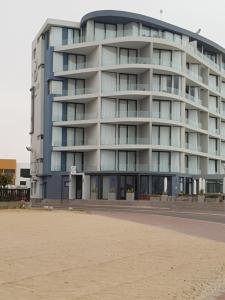 LangstrandBayview Suites, Unit 9, Room # 13的沙滩上一座大型建筑