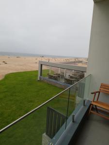 LangstrandBayview Suites, Unit 9, Room # 13的享有海滩美景的阳台