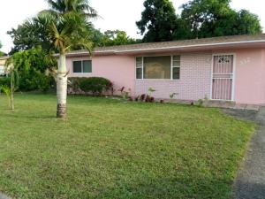 迈阿密The Jazzy Escape的粉红色房子的院子中的棕榈树