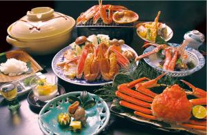 丰冈市翠山庄日式旅馆的餐桌上摆放着海鲜和蔬菜