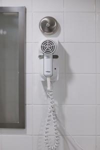 悉尼摩士曼巴兰坦大街服务式公寓式酒店的浴室里的墙上挂着电话