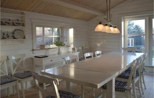 瓦伊比Lovely Home In Vejby With Sauna的一间配备有白色桌椅的用餐室