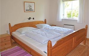 Mandø ByBeautiful Home In Ribe With Wifi的卧室设有一张大型木床和窗户