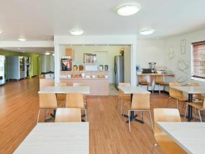 科夫斯港科夫斯港的一个带桌椅的自助餐厅和一个厨房