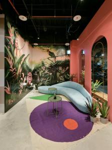 台中市逢甲金瑞文旅的墙上挂着紫色地毯和植物的房间