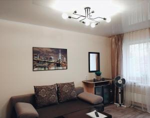 Apartment in Lesosibirsk的休息区