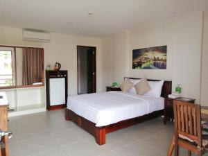 波尔多·格尼拉Nirvana Resort Puerto Galera的卧室配有一张白色大床