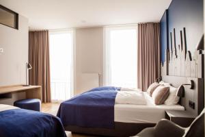 HerrnburgStadtrandzimmer的卧室配有蓝色和白色的大床