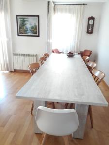 特伦普Precioso Duplex Cal Richi的一张大白桌子,放在带椅子的房间
