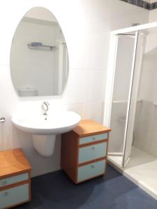 特伦普Precioso Duplex Cal Richi的白色的浴室设有水槽和镜子