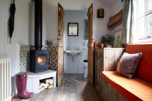 牛津牛津郡艺术家酒店的客房内的浴室设有燃木火炉