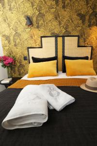 派拉索梅艾驰奥纳酒店的酒店客房 - 带两张床和床上的毛巾