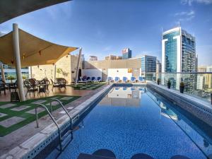 迪拜Signature 1 Hotel Tecom的享有城市天际线景致的游泳池